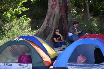 Venezolanos instalan campamento afuera de cárcel a la espera de más liberaciones de presos políticos