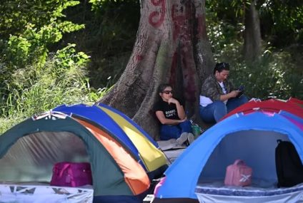 Venezolanos instalan campamento afuera de cárcel a la espera de más liberaciones de presos políticos