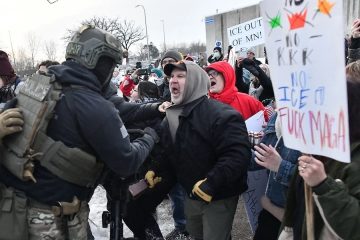 Reprimen protesta en Mineápolis por asesinato de mujer en redada del ICE