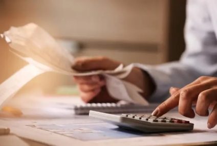 Mientras millones de personas en América Latina entregan casi la mitad de sus ingresos en impuestos, los más ricos aportan mucho menos, señala un estudio