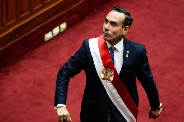 Perú destituye al presidente, otra vez