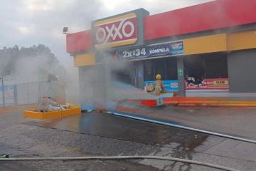 Sujetos desconocidos incendian OXXO en Tuxtla Gutiérrez