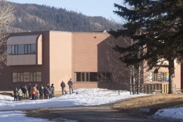 Tiroteos en escuela y vivienda en Canadá dejan 10 muertos, incluida la tiradora