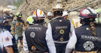 Rescatan con vida a uno de los cuatro mineros en Sinaloa