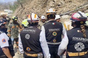 Rescatan con vida a uno de los cuatro mineros en Sinaloa Rescatan con vida a uno de los cuatro mineros en Sinaloa