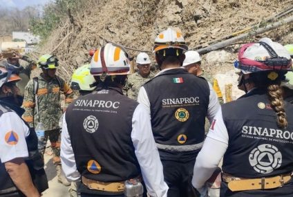 Rescatan con vida a uno de los cuatro mineros en Sinaloa