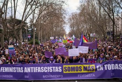 Marchan miles de mujeres en el mundo por el 8M