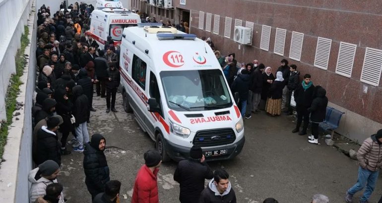 Reportan tiroteo escolar en Turquía que deja 16 heridos; agresor se suicida